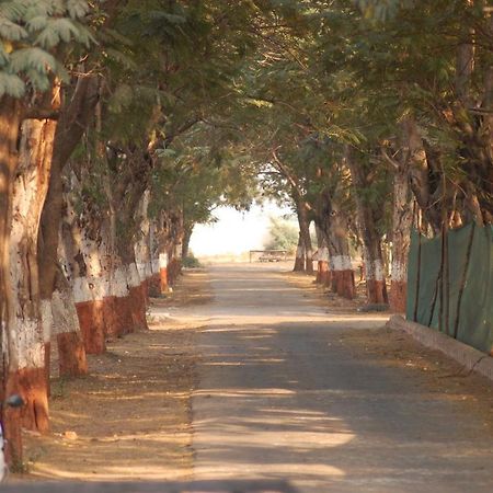 Laxmi Film City Resort ヴァドーダラー エクステリア 写真