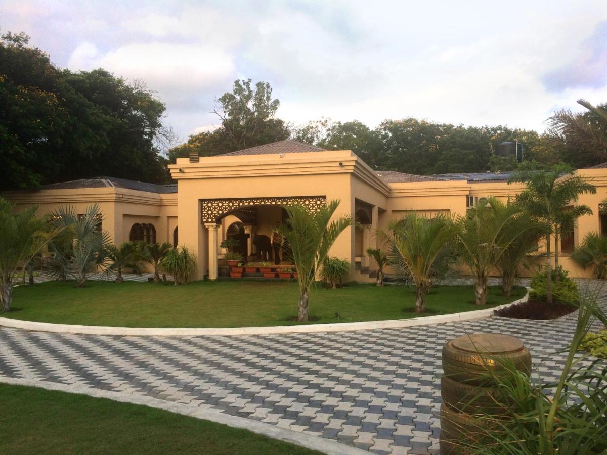 Laxmi Film City Resort ヴァドーダラー エクステリア 写真