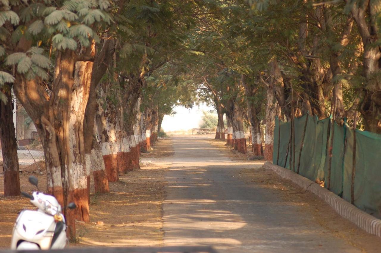 Laxmi Film City Resort ヴァドーダラー エクステリア 写真