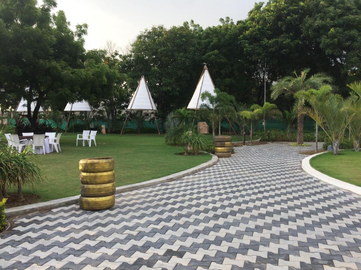 Laxmi Film City Resort ヴァドーダラー エクステリア 写真