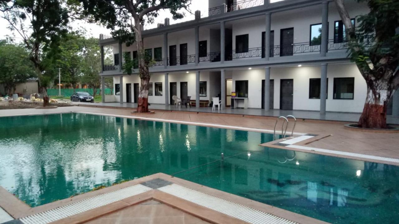 Laxmi Film City Resort ヴァドーダラー エクステリア 写真